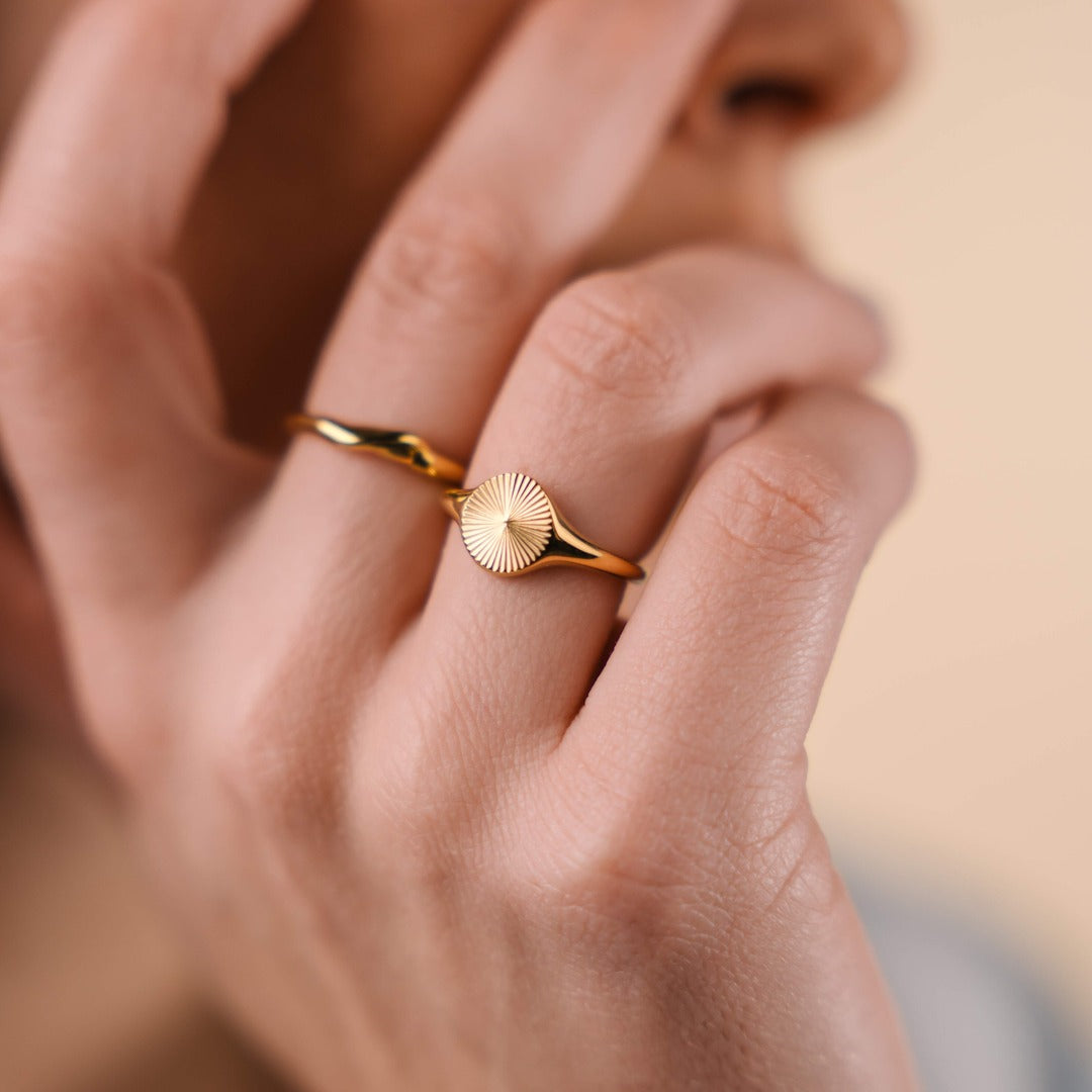 Sun Signet ronde ring 18K goldplated - Josephine Nord