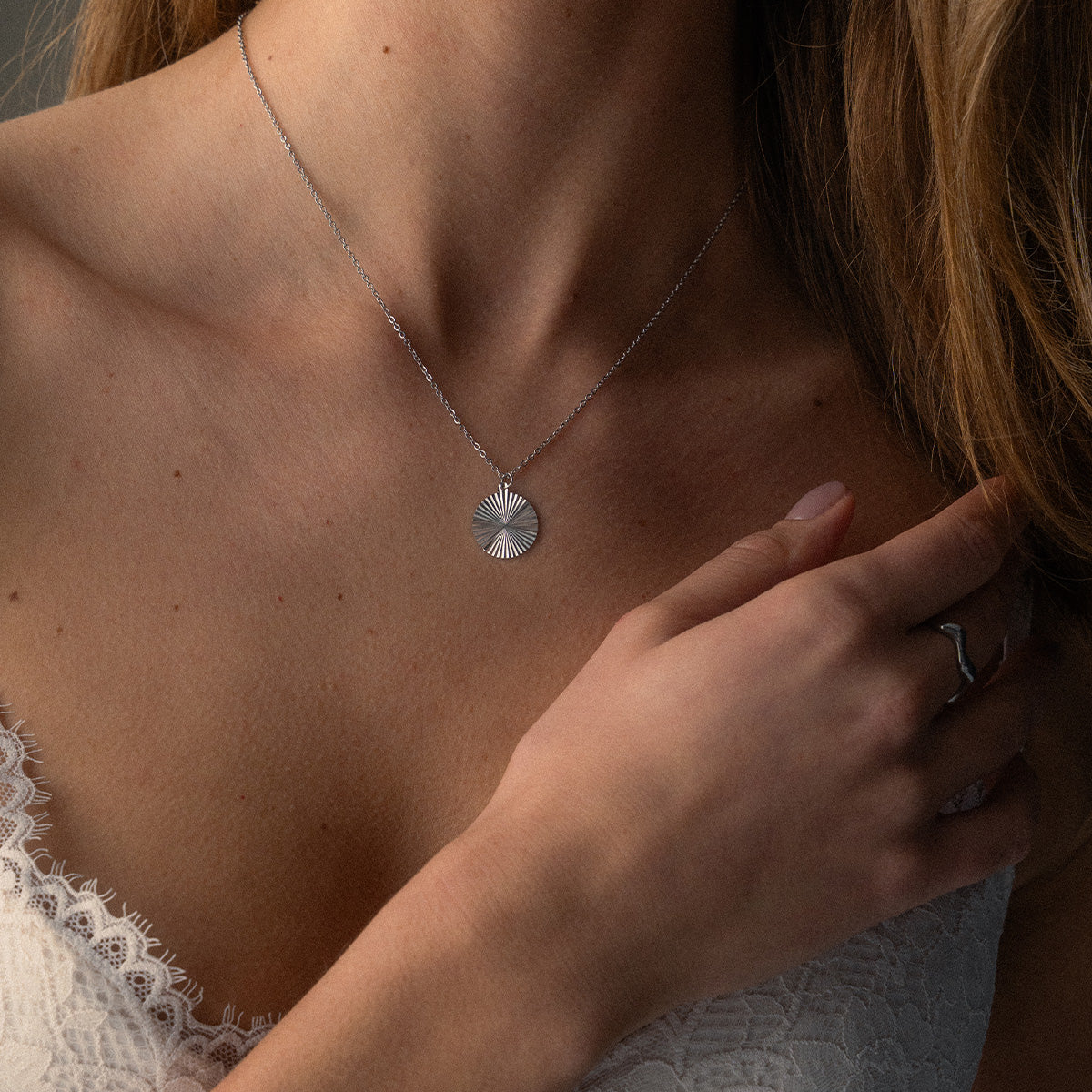 Ronde Sun Ketting Zilverkleurig