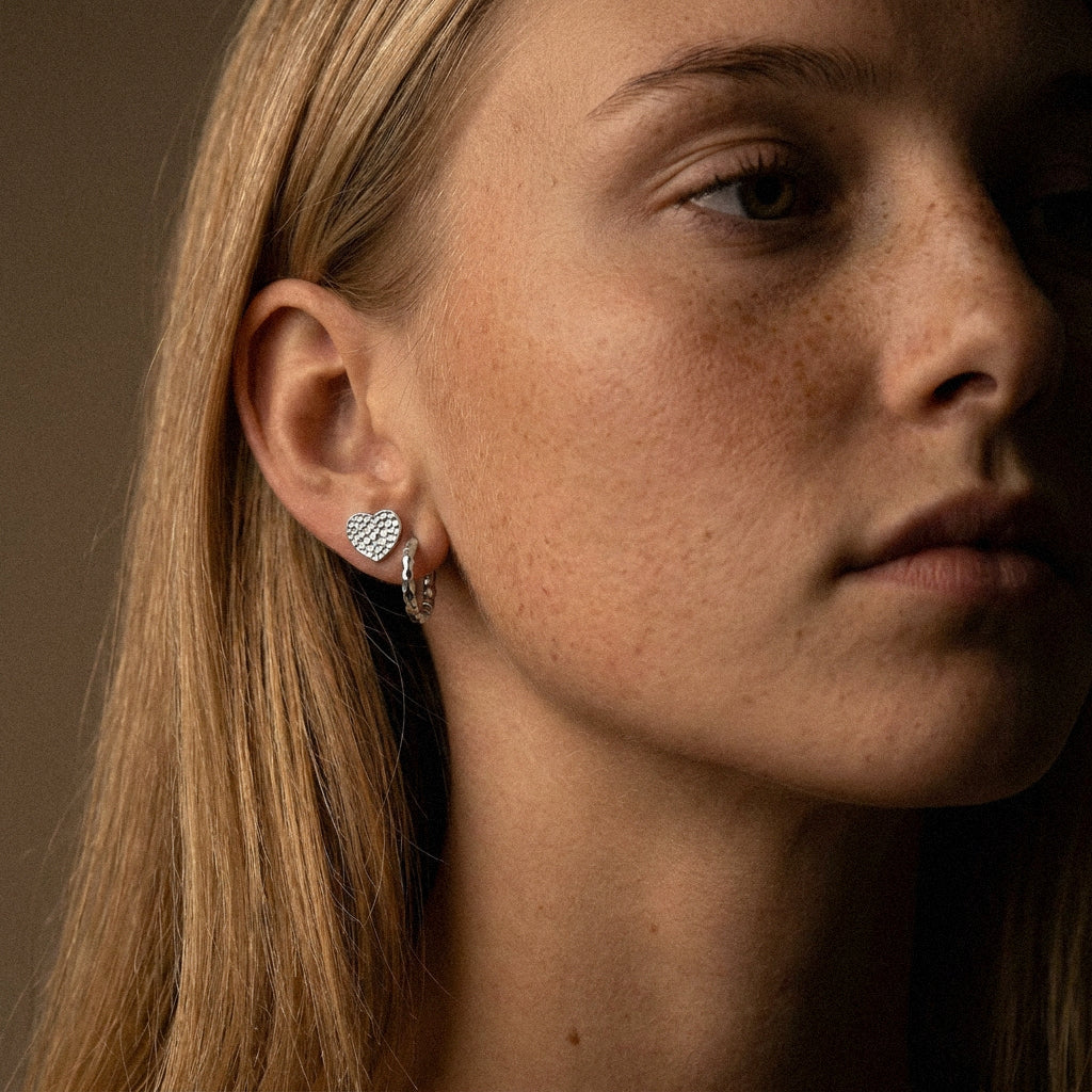 Hammered Heart Studs Oorbellen Zilverkleurig