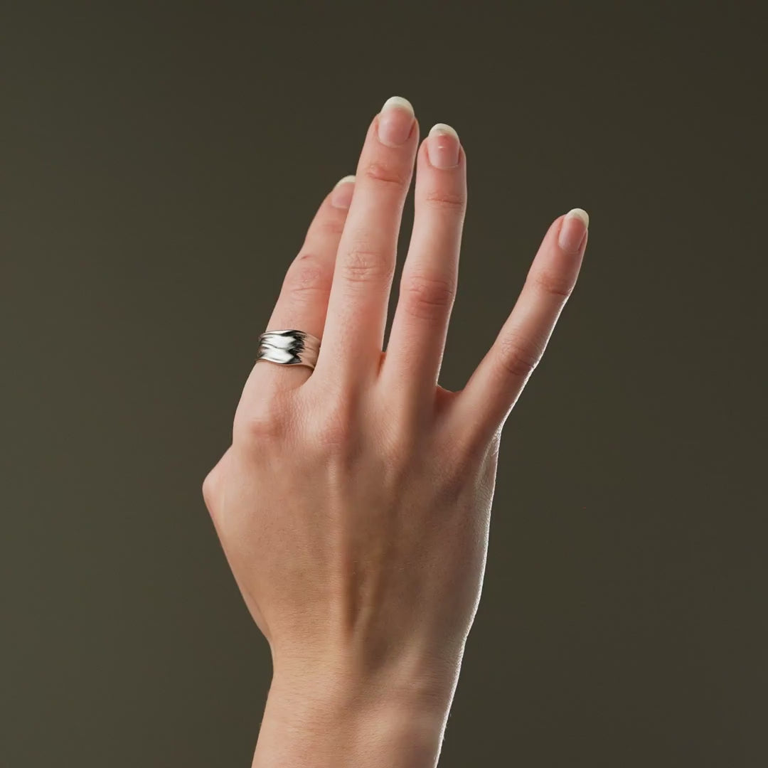 Wide Hammered Band Ring Zilverkleurig - video