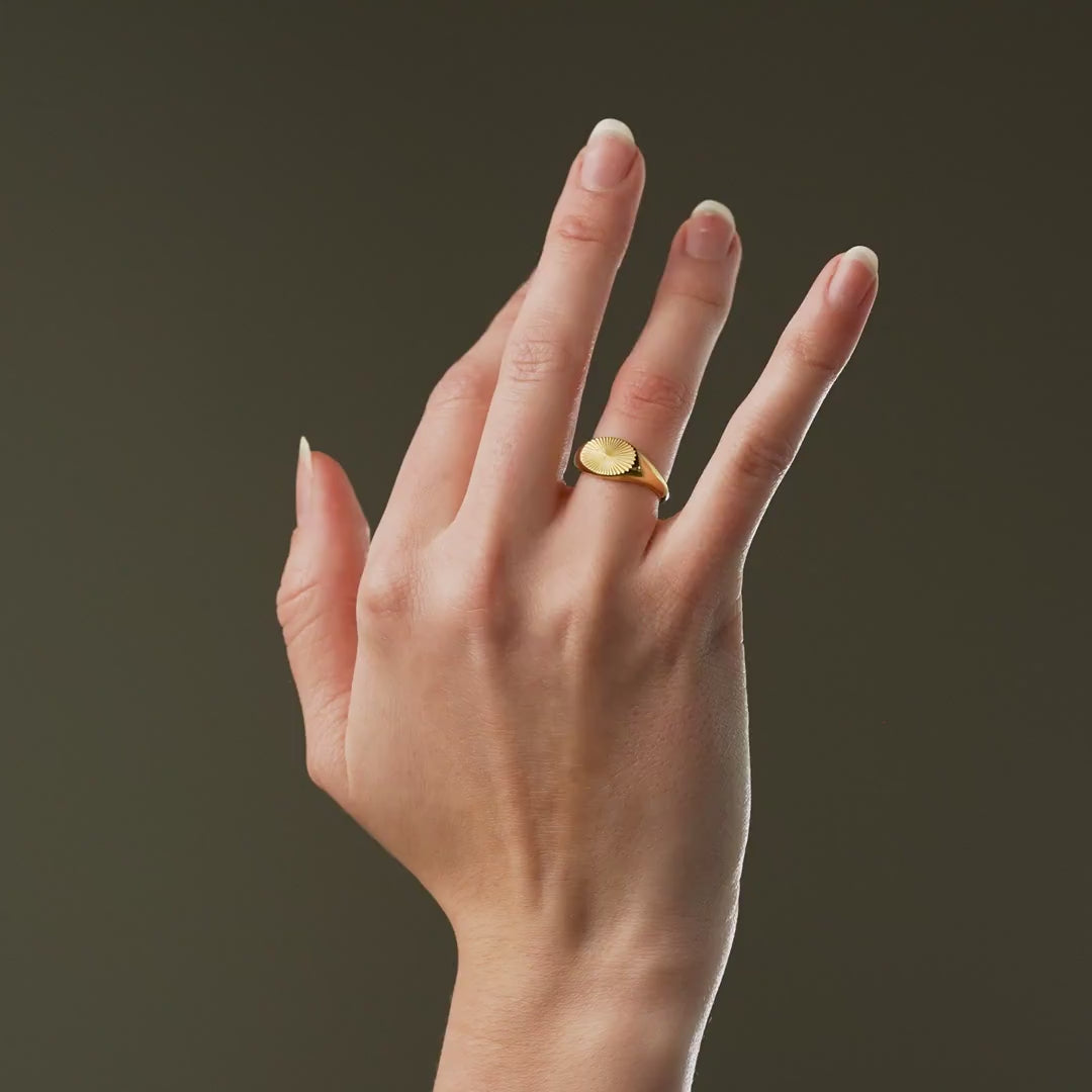 Sun Signet Wide Ring 18K Goldplated - video
