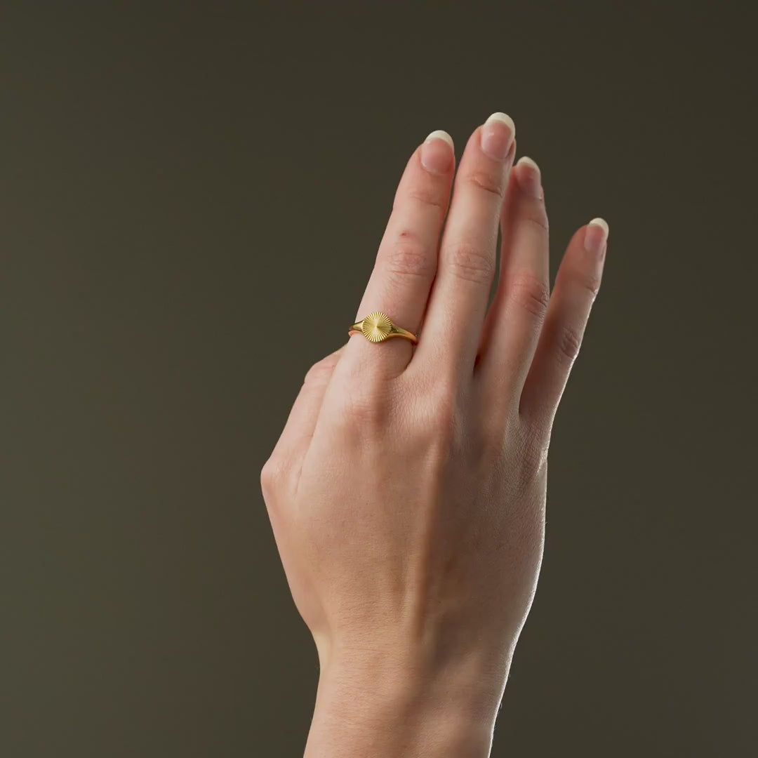 Sun Signet Ronde Ring 18K Goldplated - video